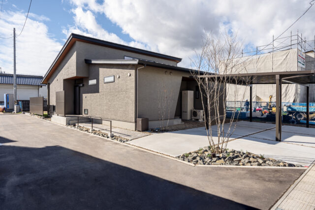 外観。北と東が道路に接する角地。さまざまな区画を比較検討するところから関与し、最終的にこの敷地で決定した。北側に駐車場を配し、家屋も可能な限り北側に。結果として南側の庭を最大限に広くとることができた。庭づくりも同時に手掛けており、便利で美しい空間を実現している