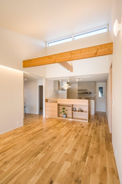 LDK。全体を吹き抜けとし、北側のハイサイドライトで常に明るい空間に。造作カウンターには収納や電源も