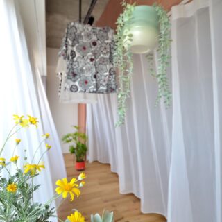 サンルーム。開け閉め自由なカーテンでシンプルにつくったからこそ、さまざまな使い方が発見できそう