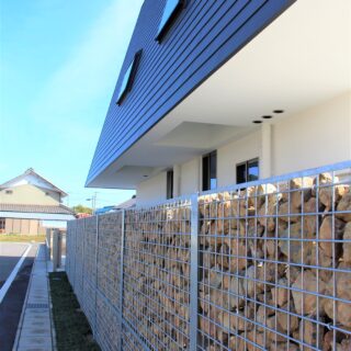 各務原産の石を詰め込んだ砕石擁壁。コンクリート壁のような圧迫感を排除しつつ外部からの視線を絶妙にカットし、吹き抜ける心地よい風だけを敷地内へと受け入れる設計。