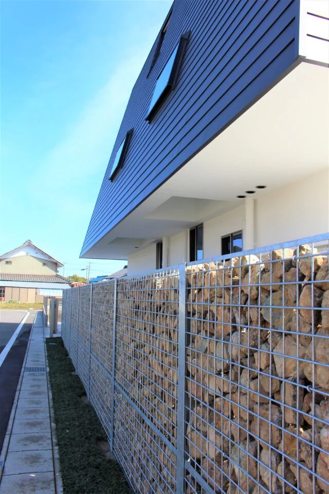 各務原産の石を詰め込んだ砕石擁壁。コンクリート壁のような圧迫感を排除しつつ外部からの視線を絶妙にカットし、吹き抜ける心地よい風だけを敷地内へと受け入れる設計。