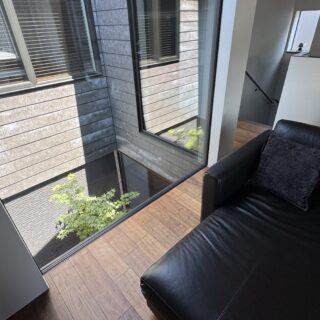 リビングからみた坪庭。坪庭の先に見える窓は主寝室、右に見えるのは廊下の窓だ。窓枠を外にすることで、床ぎりぎりまで窓があるように見える工夫がなされている