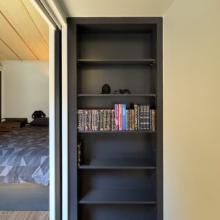 遊び心あふれる隠し扉。実際に本棚としても使用できる造作の特注品で、説明がなければまったく気付かない