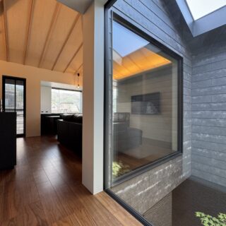 廊下側の窓から見る坪庭。建物の外側に窓がないが、十分に光を取り込むことが出来ている