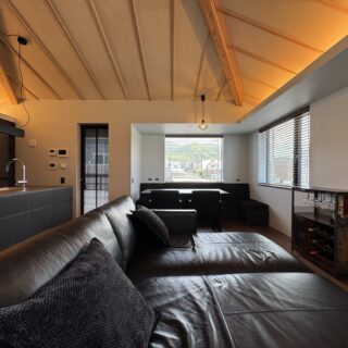 札幌では珍しい寄棟の屋根を活かした、吹き抜けの天井。天井にはノイズになるダウンライトなどは設けず、内庇にダウンライトと間接照明を配置した