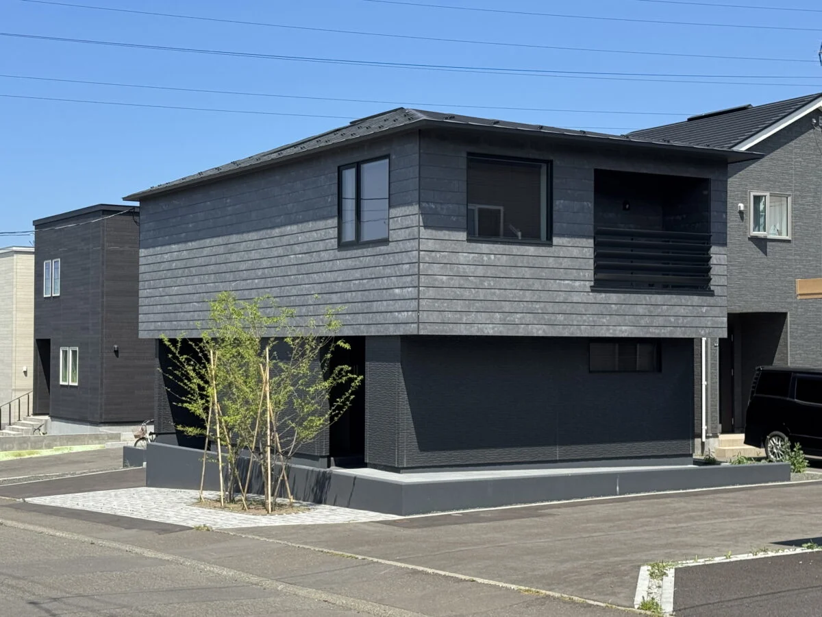外観。2階が張り出し、札幌では珍しい寄棟屋根が目を引く。プライバシー確保のため、外側の窓は眺望を楽しむ最小限のものだけを配置。道路側の樹木も、大きく育つと目隠しになる位置に植えられている