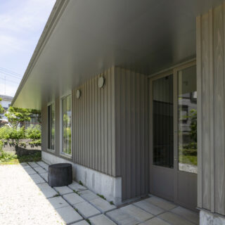軒裏や屋根は、シルバーに。庭の緑や空の色を反射することで、周囲に溶け込むことを狙った仕掛けだ