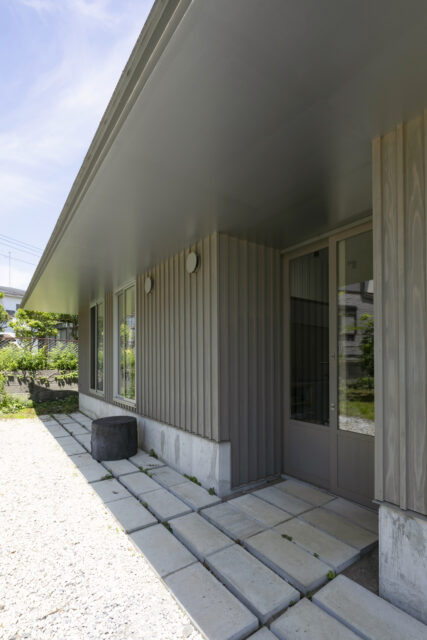 軒裏や屋根は、シルバーに。庭の緑や空の色を反射することで、周囲に溶け込むことを狙った仕掛けだ