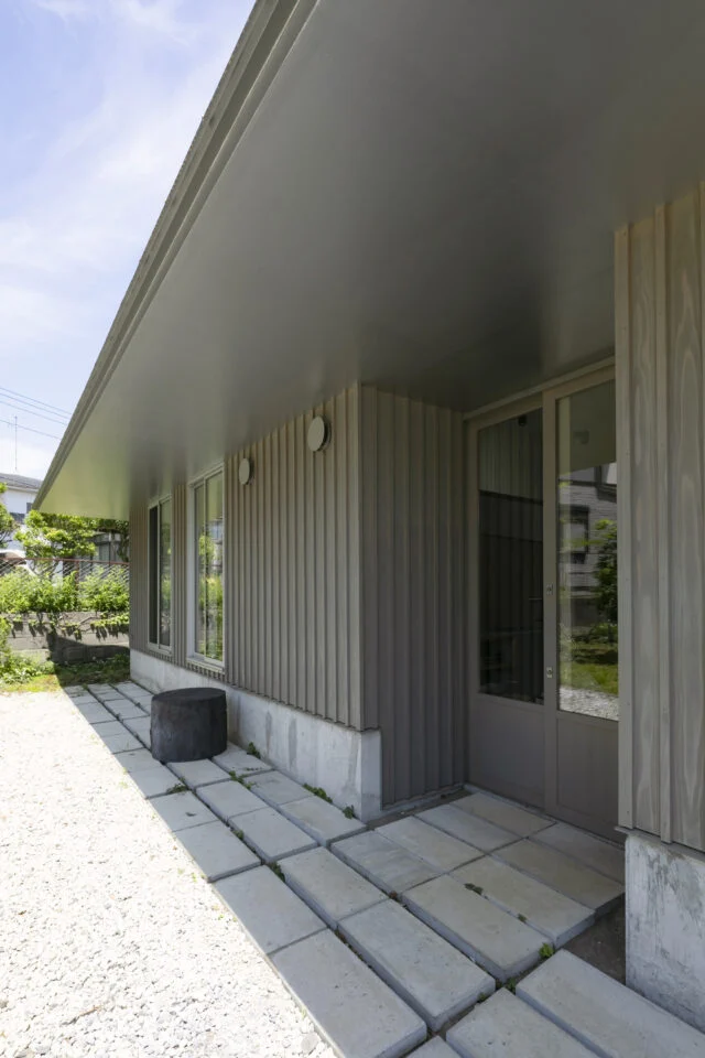 軒裏や屋根は、シルバーに。庭の緑や空の色を反射することで、周囲に溶け込むことを狙った仕掛けだ