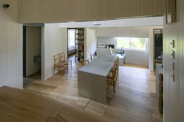 建物の15度回転と室内の段差が創り出す カーテンがいらない平屋の快適生活