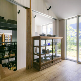 リビングから見た庭方向。建物を15度回転させるだけで、隣家や道路からの視線をカット。リビングはもっとも奥の高い位置にあるため、特にその効果が高い。妻の要望を実現し、窓にはカーテンレールすらない生活を実現した