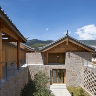 露出された木造架構と五花石の硬質な外殻のコントラストを引き立て、軽快さと重厚さが対比的に表れるよう意図して設計。新旧の時間が入り混じったハイブリッドな空間が誕生した