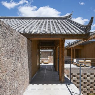 外部空間であるはずの廊下が、気づけば内部空間の一部である中庭へと転換。敷地内を回遊すると、外から内、内から外へと空間が拡張し、緩やかにつながり合う連続性を感じられる