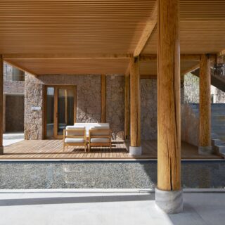 「地域・風土に根付く建築」というコンセプトのもと、経年変化した既存の柱や壁と、現代の意匠や素材を融合。木材も既存部に使われている物と近しい風合いの樹種を選び使用している