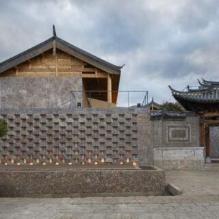 「四合院形式」を踏襲した敷地配置により、地域の文脈と連続する建築を形に。大門のてり（反り）のある屋根、五花石の美しい壁、魔除けの瓦猫もかつての面影をそのまま残している