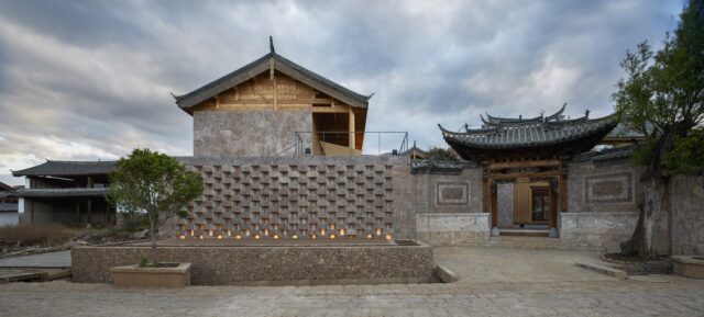 「四合院形式」を踏襲した敷地配置により、地域の文脈と連続する建築を形に。大門のてり（反り）のある屋根、五花石の美しい壁、魔除けの瓦猫もかつての面影をそのまま残している