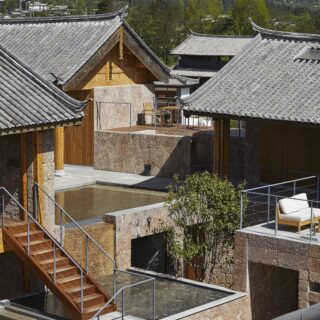 山から雪解け水が流れ落ちる風景を模し、上層から下層への水の流れをデザイン。小さな滝のように流れる水の音が心地よく耳に響き、麗江の豊かな自然を五感で体感できる
