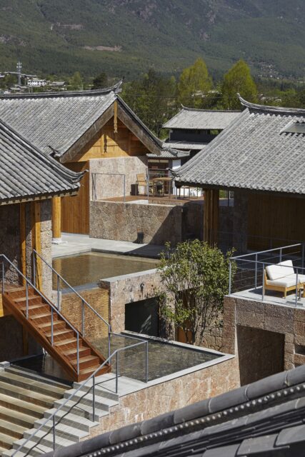 山から雪解け水が流れ落ちる風景を模し、上層から下層への水の流れをデザイン。小さな滝のように流れる水の音が心地よく耳に響き、麗江の豊かな自然を五感で体感できる