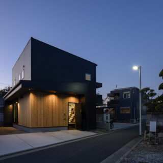 コンパクトな敷地をどう活用するかから丁寧に設計し、広く感じられる室内空間、駐車スペース、お子さんが遊ぶ庭など、施主が「ほしい」と望んだ要素を無理のない形で盛り込んだ