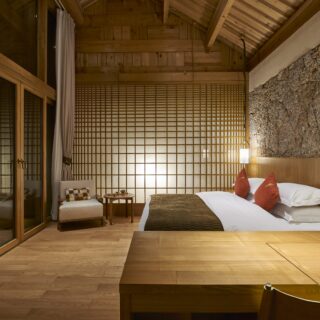「生きた文化財」としてナシ族の間で今も受け継がれる手漉き紙「トンパ紙」を合わせガラスで挟み、木格子を添えた光壁。放射状に広がる柔らかな光が空間をやさしく包み込む