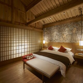 白沙村の文化・風習とともに、館内には禅のスタイル・わびさびを象徴するような日本的な落ち着きが宿る。ゲストルームもモダンでありながらどこか懐かしさを感じられる空間だ