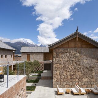 自然と建築、既存部と新築部。それぞれに共通項を見出すことで、相対する存在ではなく、すべてがひとつに重なり溶け合うような居心地のいい場所をつくり上げている
