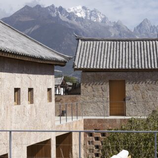 古くから神聖な山として崇められてきた、世界自然遺産「玉龍雪山」を見晴らす絶好のロケーション。季節・天候・時間帯によって変化する多彩な表情も滞在中の楽しみとなる