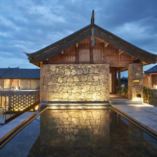 麗江の水路を彷彿とさせる人工池。鏡面のような水面にライトアップされた石積みの壁が映し出されるよう計算されており、行き交うゲストの視線を惹きつけている
