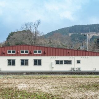 公民館の裏側にあたる西からのアングル。集会室には開閉可能なハイサイドライトを設置。採光・通風を確保するとともに、公共施設に設置が義務付けられている排煙窓としての機能も兼ねる