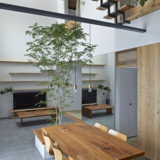 壁の一部を鏡貼りにして横方向へも抜けをつくることで、空間がより広く感じられる。床をタイル貼りにしたのは、室内を屋外のように感じさせるための工夫の一つだ。
