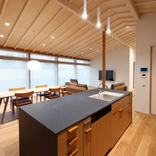 造作のキッチン。天板には傷がつきにくいクオーツストーン（人工大理石）を採用。引き出しの木材はオークで、床と同じ素材を使用。取手はウォールナットで、手触りの良さを追求した