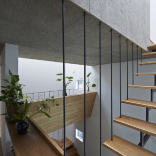 左奥に見えている扉の先がバルコニー。すぐ近くに配置した洗面室で洗濯～バルコニーで外干し～書斎のカウンターで畳むという、コンパクトな洗濯動線を整えている。
