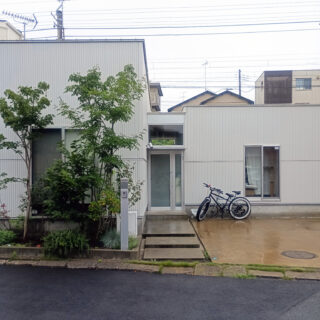 通り土間を中心に、寝室・水廻り棟とリビング棟を東西に配置したシンメトリーな構成。通り土間は外と内を緩やかにつなぐバッファとなり、東西棟を分ける“あいまいな空間”にもなっている