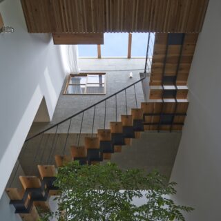 西井邸の最大の特徴となるのが、青空まで抜ける3層吹き抜けの圧倒的なスケール感。天井は一番高い部分で9mあり、自宅であることを忘れるほどの開放感に包まれる。