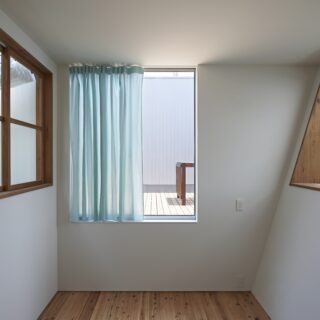 屋上テラスにつながるもう一つの洋室。こちらはスキップフロアになっていてテラスよりも床面が低いため、掃き出し窓の前にステップを置いて行き来をするスタイルに。