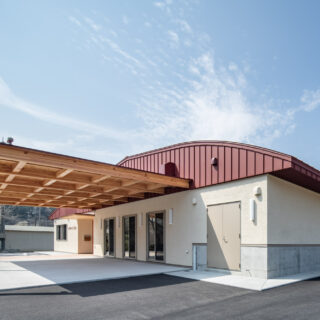 集会室に面した屋外の屋根広場。約10.9m×5.5mの、柱のない広々とした空間となっている。手前に見える扉は外部からアクセスできる倉庫だ