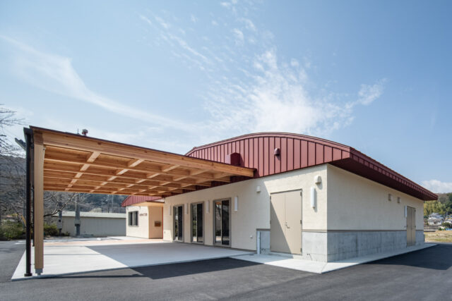 集会室に面した屋外の屋根広場。約10.9m×5.5mの、柱のない広々とした空間となっている。手前に見える扉は外部からアクセスできる倉庫だ