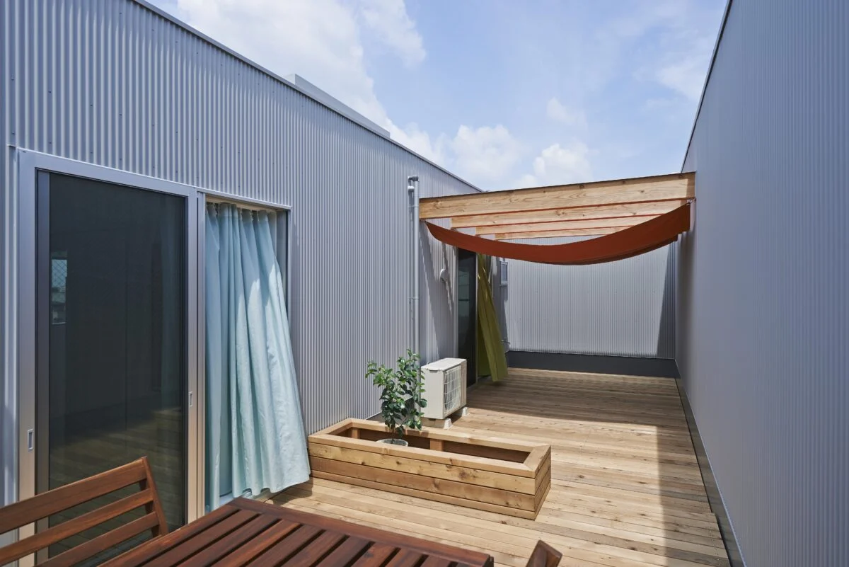 2.5階の洋室とバルコニーの外階段から行き来ができる屋上テラス。現在、梁を架けた奥のスペースはブドウ棚になっており、収穫したブドウで自家製ジュースを作っているのだそう。