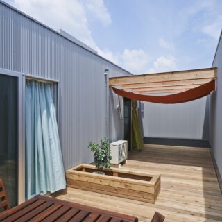 2.5階の洋室とバルコニーの外階段から行き来ができる屋上テラス。現在、梁を架けた奥のスペースはブドウ棚になっており、収穫したブドウで自家製ジュースを作っているのだそう。