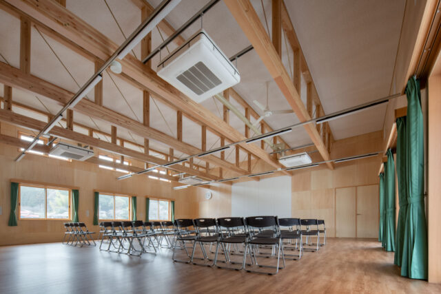 集会室の天井高は約3.8mと開放的。効率的な空調機能を確保するため、天井にはファンが取り付けられている。プロジェクタの利用も想定し、壁は吸音性のあるパンチングボードを採用