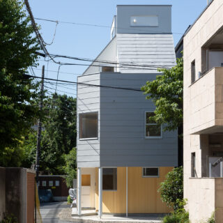 北側から見た外観。建物の一番上はルーフバルコニー。左官仕上げの壁のおかげで下からは人が見えにくい