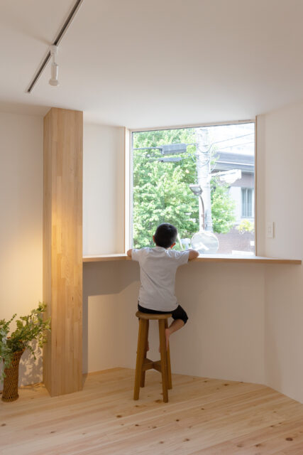 2階、主寝室には緑豊かな風景が眺められる大きな窓を計画した。カウンターを設け、居場所のひとつに