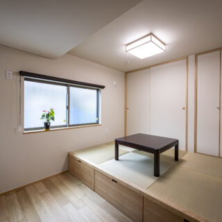 客間ともなる予備室は、畳の小上がりを設けた多目的な部屋。床下は引き出し式の収納となっている。