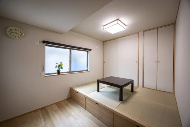 客間ともなる予備室は、畳の小上がりを設けた多目的な部屋。床下は引き出し式の収納となっている。