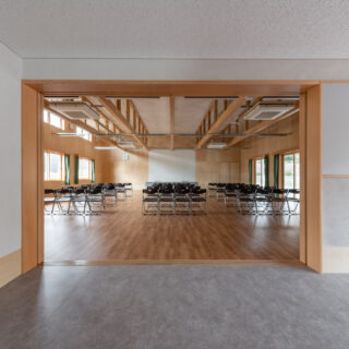 玄関ホールから集会室を望む。玄関ホールに面した集会室の間口は約3.4m。引き込み式の扉を採用し、全開すると広々とした開口部となる