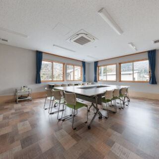 建物南東側にレイアウトされた会議室。約7.3 m×5.5m、約24畳の広さがある