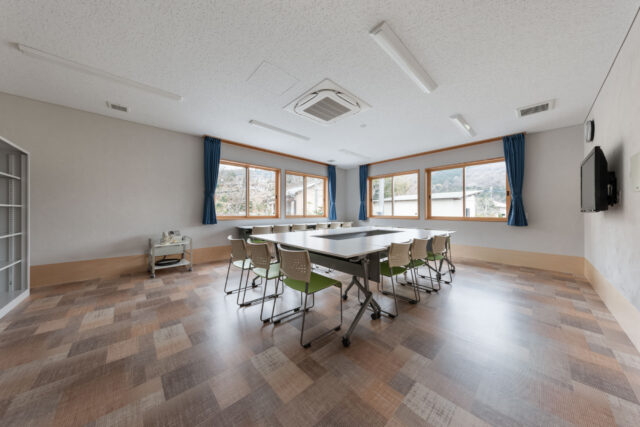 建物南東側にレイアウトされた会議室。約7.3 m×5.5m、約24畳の広さがある