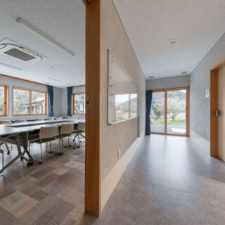 建物南側廊下にも出入口を設置。ここから出て右手に外シンク（流し）が設けられている