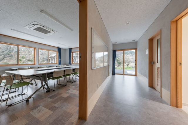 建物南側廊下にも出入口を設置。ここから出て右手に外シンク（流し）が設けられている