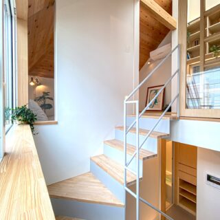 歩いているうちにくるくると景色が変わるのもスキップフロアの利点。家の中の移動が楽しいとお施主さま